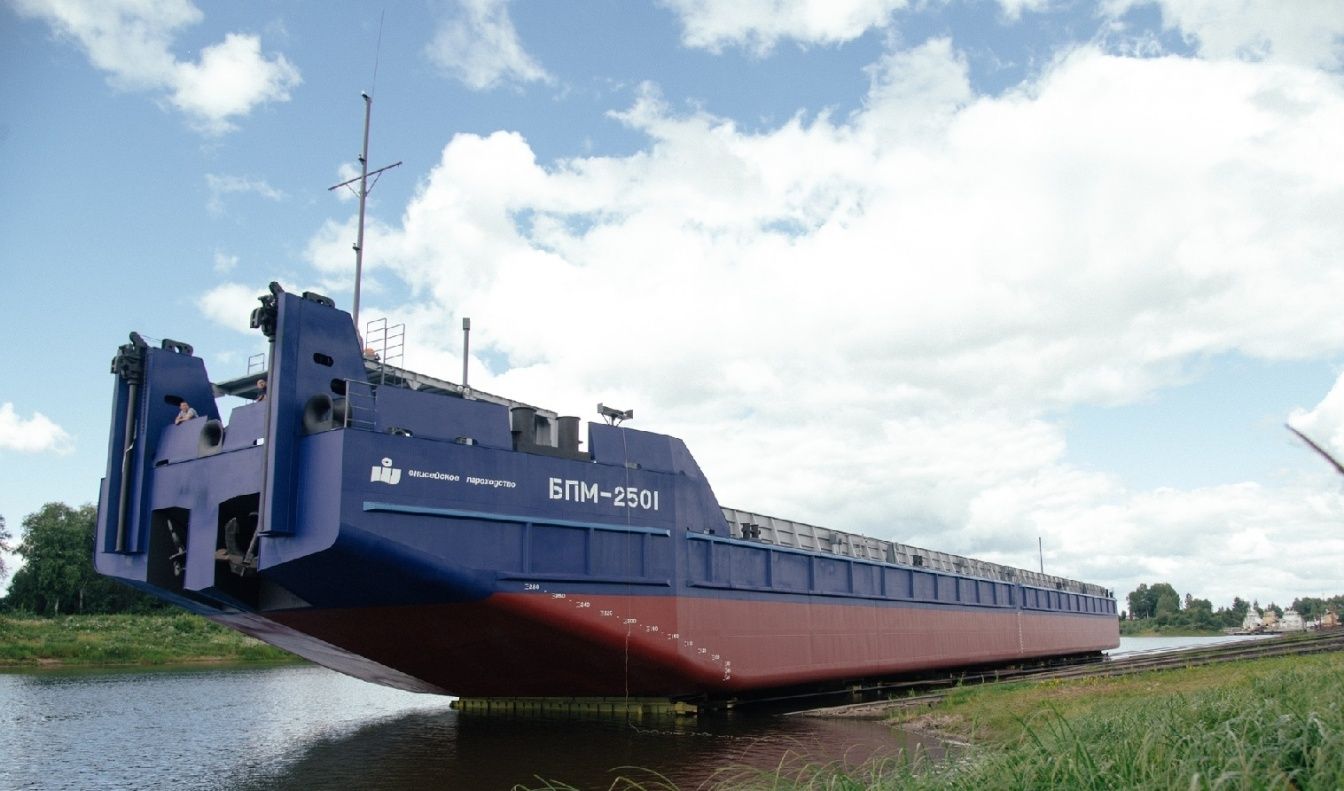 ООО «Самусьский судостроительно-судоремонтный завод» спустил на воду первую из 10 строящихся барж проекта RDB 66.68М